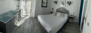 Un pat sau paturi într-o cameră la Les Colonnes