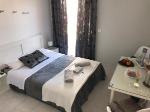 Posteľ alebo postele v izbe v ubytovaní Galotel Agnoudas near the airport