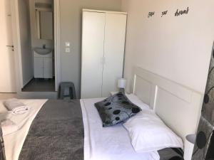 Posteľ alebo postele v izbe v ubytovaní Galotel Agnoudas near the airport