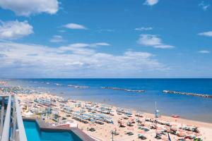 貝拉里亞－伊賈馬里納的住宿－Hotel Adriana，海滩上有很多遮阳伞和海洋