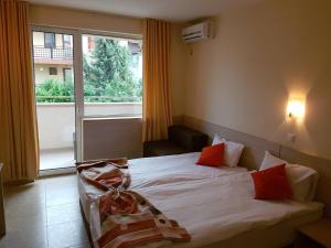 A bed or beds in a room at Aparthotel Lucky Family