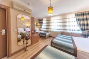 una camera d'albergo con letto e specchio di Senabil Hotel Old City & Spa a Istanbul