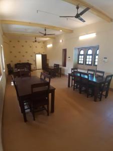 een eetkamer met houten tafels en stoelen bij Hotel Paradise in Jaisalmer