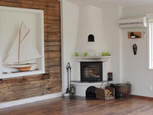 a living room with a fireplace and a boat on the wall at Gula Villan in Utögruvor