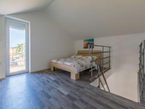 - une chambre avec des lits superposés et un escalier dans l'établissement Apartment IVA MAN, à Crikvenica