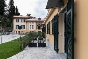 una puerta abierta a una casa con patio en Villa 1900 en Santa Margherita Ligure