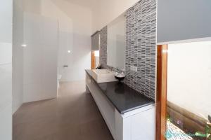Kuchyň nebo kuchyňský kout v ubytování Villa Udara Lovina, Kalibukbuk + 36 fotografií