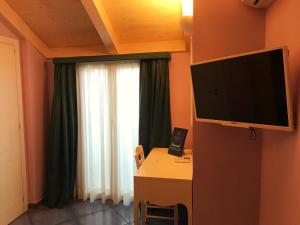 TV a/nebo společenská místnost v ubytování Residenza Vinci Room & Suite