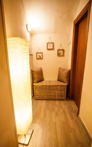 um corredor com uma cama e um banco num quarto em Vanvitelli's Home em Caserta