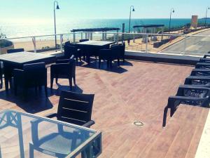 un patio con mesas y sillas y la playa en Apartamentos Guga RTA A CA 00267 AT Edif Complejo 2 Llaves Playa, en Conil de la Frontera