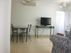 TV/trung tâm giải trí tại Apartamentos Guga RTA A CA 00267 AT Edif Complejo 2 Llaves Playa