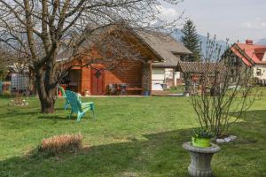 un patio con una silla verde y una casa en Apartmaji Alenka, en Bled