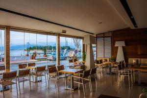 Výhled na řeku, která protéká v blízkosti hotelu