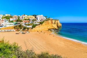 Una vista de una playa con edificios y el océano. en Apartamento 2M - Praia do Carvoeiro, en Carvoeiro