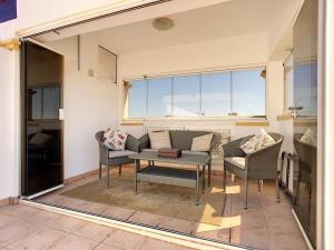 uma sala de estar com um sofá, cadeiras e uma mesa em Ribera Beach 2 - 1509 em Mar de Cristal