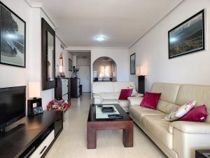 uma sala de estar com um sofá e uma mesa de centro em Ribera Beach 2 - 1509 em Mar de Cristal
