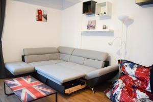 a living room with a couch and a table at London 18 Apartment in Mamaia Sat/Năvodari