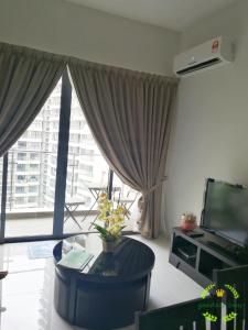 - un salon avec une télévision et une grande fenêtre dans l'établissement °Garden Bay°country garden danga bay JOHOR, à Johor Bahru