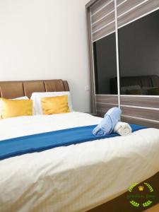 - une chambre dotée d'un grand lit avec des draps jaunes et bleus dans l'établissement °Garden Bay°country garden danga bay JOHOR, à Johor Bahru