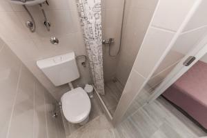Un pequeño baño con inodoro y ducha. en Apartman Ankica, en Kaštela 23 fotos más