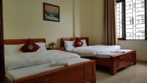Una cama o camas en una habitación de Hoàng Grand