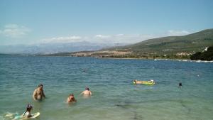 eine Gruppe von Menschen im Wasser an einem See in der Unterkunft Apartments Mira in Gornji Karin