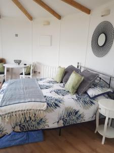 Un pat sau paturi într-o cameră la Skye Cabins