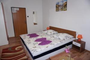 A bed or beds in a room at Hotel Guľa
