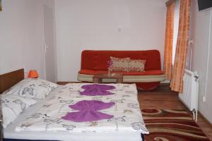 A bed or beds in a room at Hotel Guľa