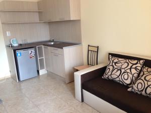A kitchen or kitchenette at Aparthotel Lucky Family