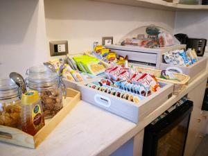 un mostrador de cocina con tres cajas de comida. en Landlord in Trastevere, en Roma