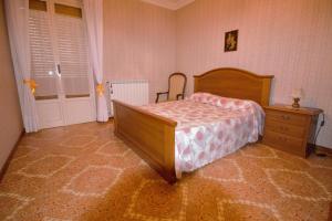 1 dormitorio con 1 cama, vestidor y puerta en Casa vacanza Francesca, en Levanto