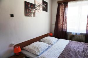 A bed or beds in a room at Hotel Guľa