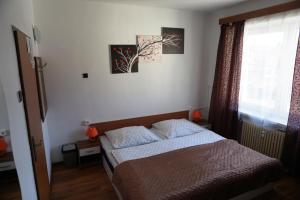 A bed or beds in a room at Hotel Guľa