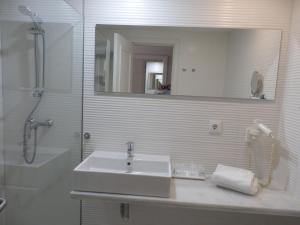 bagno con lavandino, doccia e specchio di Oleander a Playa de Palma