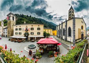 einen Blick auf eine Stadt mit einem Stesteryasteryasteryasterya steryasteryasteryasteryasterya in der Unterkunft Hotel Biobistro Semadeni in Poschiavo