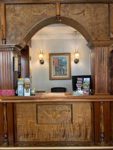- un comptoir en bois dans une pièce avec un comptoir dans l'établissement Hotel Villa Convento, à La Nouvelle-Orléans