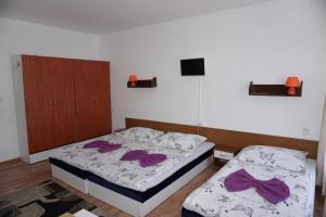 A bed or beds in a room at Hotel Guľa