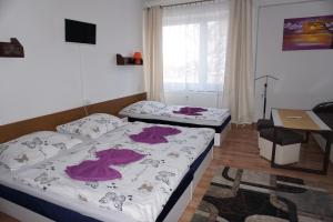 A bed or beds in a room at Hotel Guľa
