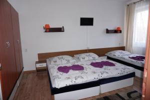 A bed or beds in a room at Hotel Guľa