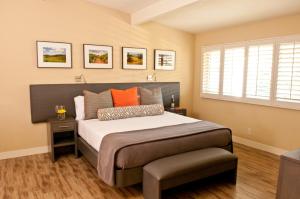 
A bed or beds in a room at Calistoga Spa Hot Springs
