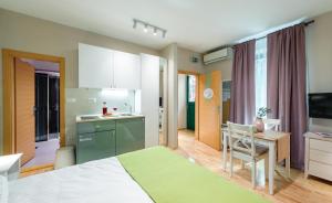 Zimmer mit einer Küche und einem Tisch mit einem Stuhl in der Unterkunft Apartments Villa Mak in Split