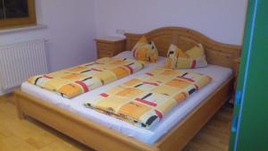 Ferienwohnungen Kröll tesisinde bir odada yatak veya yataklar