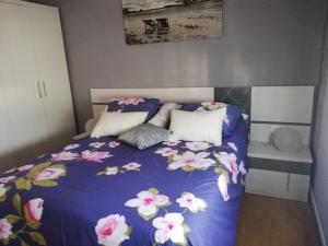 una camera con un letto e un piumone viola di Apartamento SIGÜEIRO CAMINO INGLÉS (English Way) a Sigüeiro