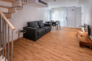 Telewizja i/lub zestaw kina domowego w obiekcie Apartments Playa de Castelldefels