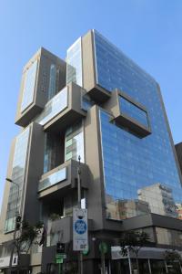 ein hohes Gebäude mit vielen Fenstern in der Unterkunft Casa Andina Premium Miraflores in Lima