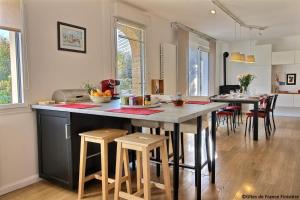 - une cuisine et une salle à manger avec une table et des chaises dans l'établissement MA MAISON A LA MER, à Fouesnant
