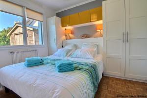 um quarto com uma cama com duas toalhas em MA MAISON A LA MER em Fouesnant