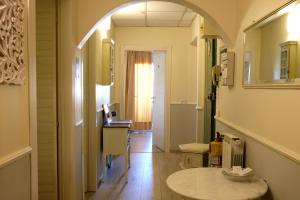 a hallway with an archway and a table in a room at Residenza Le Rondini in Florence