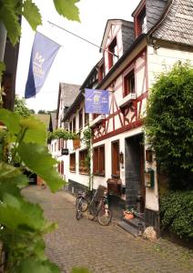 un groupe de vélos garés à l'extérieur d'un bâtiment dans l'établissement Kühn's Gästehaus, à Pünderich